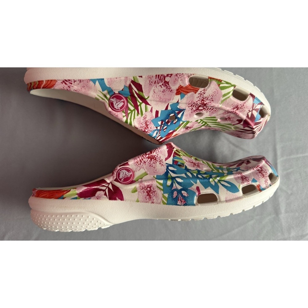 Women's Tropical/Poppy Pattern Crocs In A Size 8 Lightweight Comfortable EUC - Picture 3 of 4
